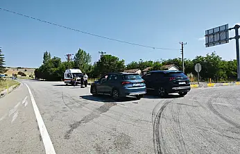Konya yolunda kafa kafaya çarpıştılar! 6 kişi yaralı