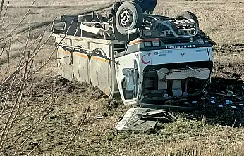 Konya yolunda kamyon şarampole uçtu: Sürücü yaralı