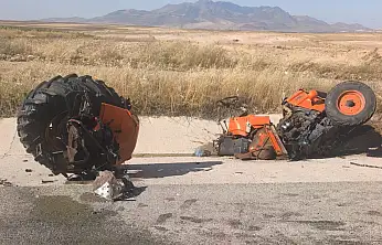Konya yolunda kaza! Parçalara ayrılan traktördeki 2 kişi hastaneye kaldırıldı
