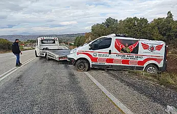 Konya yolunda korkutan kaza! Cenaze nakil aracı şarampole devrildi