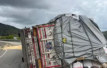 Konya yolunda saman balyası yüklü TIR devrildi