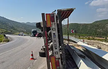 Konya yolunda TIR devrildi! Sürücü hastaneye kaldırıldı
