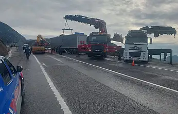 Konya yolunda tünelden çıkan TIR şarampole devrildi! Sürücü ağır yaralı