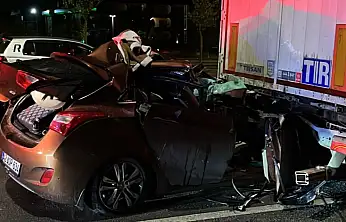 Olayın adresi Konya: Hızını alamayan otomobil TIR'a ok gibi saplandı! 2 yaralı