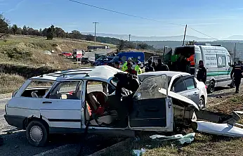 Otomobillerinin hurdaya döndüğü kazada yaşlı çift hayatını kaybetti