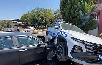 Polis aracı ile otomobil çarpıştı: 1'i polis memuru 2 kişi yaralı