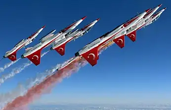 Türk Yıldızları, Konya'da üniversiteli gençlerle uçuş tutkusunu paylaştı