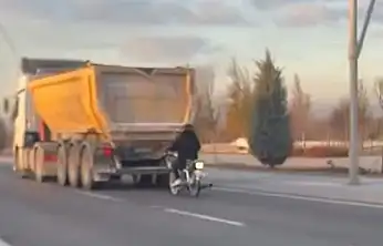 Yer Konya! Tehlikeli motosiklet yolculuğu yürekleri ağza getirdi