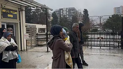 Babasını patlayıcıyla öldürmek istediği öne sürülen sanığın davası ertelendi