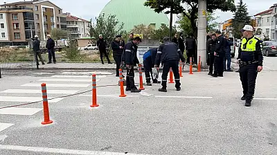 Belediye yol yaptı, arsa sahibi çit çekti!