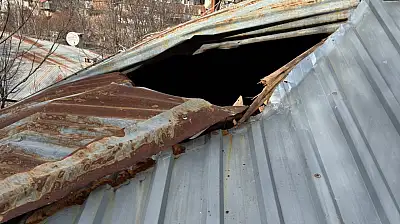 Dağdan kopan kaya çatıyı deldi! Konya'da korkutan olay