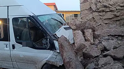 İşçi servisi bahçe duvarına çarptı: 2'si ağır 14 yaralı