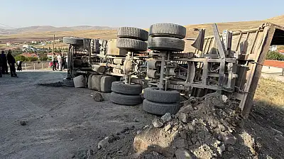 Konya'da çalışma sırasında hafriyat yüklü TIR devrildi! Sürücü hastaneye kaldırıldı