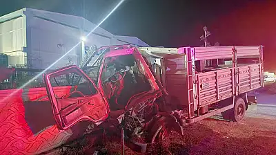 Konya'da dehşet anları: Kontrolden çıkan kamyon fabrikaya daldı! 17 yaşındaki genç kurtarılamadı