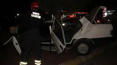 Konya'da kontrolden çıkan otomobil ağaca ok gibi saplandı