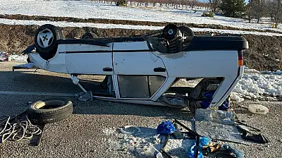 Konya'da korkutan anlar: Buzda kayan otomobil takla attı