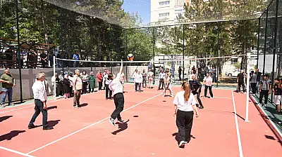 Konya'da protokol sahaya indi, çocuklarla maç yaptı!
