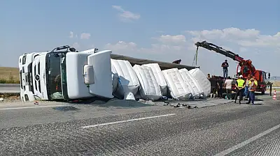 Konya'da yürekleri ağza getiren kaza! TIR refüje devrildi