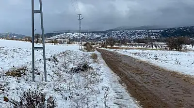 Konya'da  yol tepkisi: 'Direkler kanalı kapattı, yol kullanılamaz hale geldi'