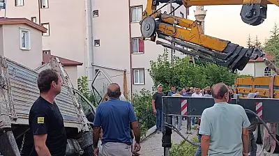 Konya'da yürekleri ağza getiren olay! Kamyoneti durdurmak isterken sıkıştı