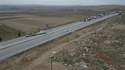 Konya yolunda çekici kazası: Ulaşım durduruldu