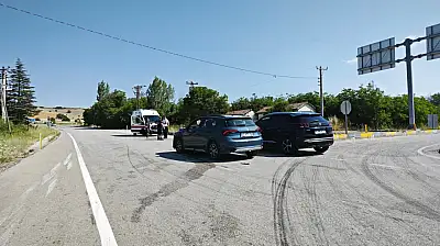 Konya yolunda kafa kafaya çarpıştılar! 6 kişi yaralı