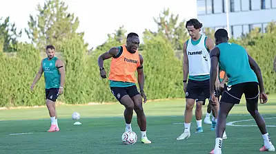 Konyaspor Erzurumspor maçı için taktik çalışıyor
