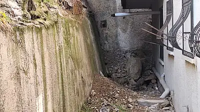 Mahallede yaşanan toprak kayması nedeniyle riskli binalar tahliye edildi