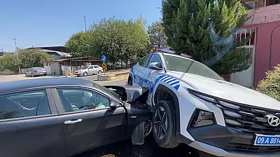 Polis aracı ile otomobil çarpıştı: 1'i polis memuru 2 kişi yaralı