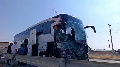 Yolcu otobüsü kamyonete çarptı: Ölü ve çok sayıda yaralı var
