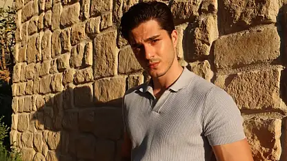 Enes Koçak kimdir? Sevgilisi kimdir? Enes Koçak Eylül Tumbar sevgili mi? Enes Koçak'ın oynadığı diziler neler?