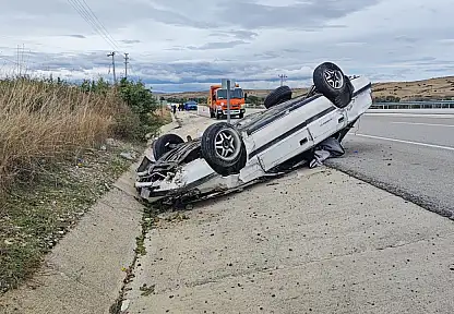 Isparta-Konya yolunda can pazarı: 150 metre sürüklenen otomobil takla attı, 3 yaralı