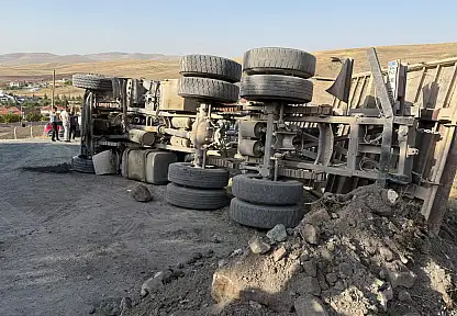 Konya'da çalışma sırasında hafriyat yüklü TIR devrildi! Sürücü hastaneye kaldırıldı
