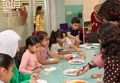 Konya'da duygu dolu buluşma: Filistinli minikler Türk ve Filistin bayraklarını tasarladı