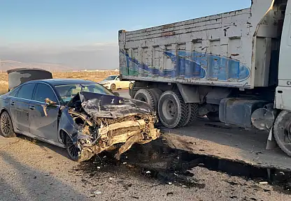 Konya'da kaza! Kamyon ile otomobil çarpıştı