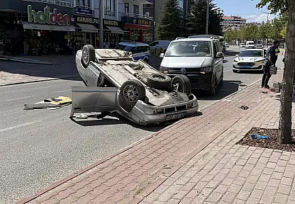 Konya'da kontrolden çıkan otomobil kaldırıma çarpıp takla attı