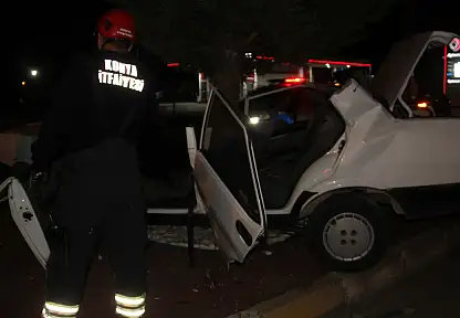Konya'da kontrolden çıkan otomobil ağaca ok gibi saplandı