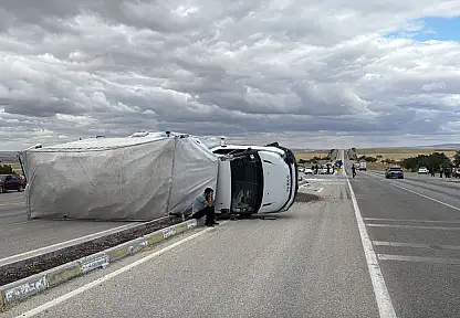 Konya'da korkutan kaza: Ev eşyası yüklü kamyonet devrildi