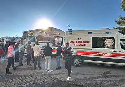 Konya'da otomobil ile 2 TIR çarpıştı: Sürücü araçta sıkıştı