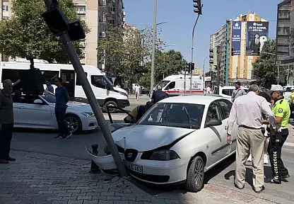 Konya'da otomobil ile kamyonet çarpıştı: 1'i çocuk 6 yaralı
