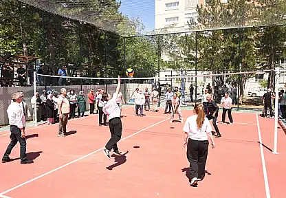 Konya'da protokol sahaya indi, çocuklarla maç yaptı!