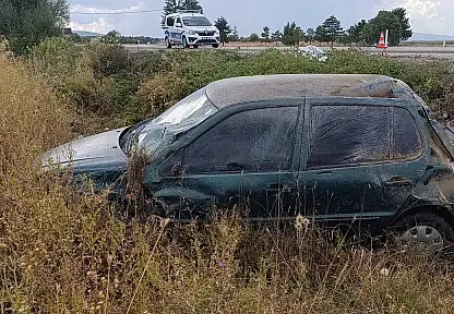 Konya'da yağmur sonrası korkutan kaza! Otomobil şarampole uçtu