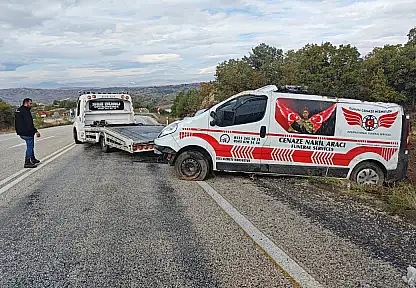 Konya yolunda korkutan kaza! Cenaze nakil aracı şarampole devrildi