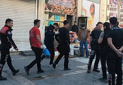 Mağazada kavga: 7 kişinin saldırdığı genç, muşta ve kesici aletlerle yaralandı