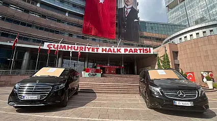 Özgür Özel'in makam araçları satılığa çıkarıldı! Üzerlerindeki yazı dikkat çekti