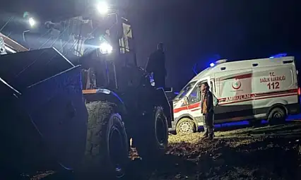 Hasta almaya giden ambulans yolda mahsur kaldı: Devreye özel ekipler girdi!