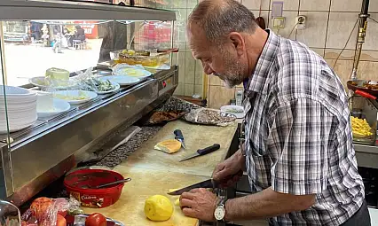Konya'da baba oğul esnafa kahvaltı hazırlıyor! Yarım asırdır sabah ezanından önce dükkanını açıyor!