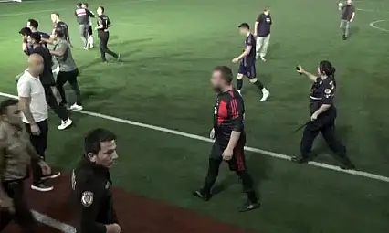 Polislerin maçında saha karıştı!