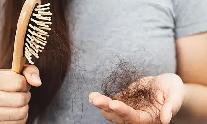 Saçlarımız neden avuç avuç dökülüyor? Uzmanlar 3 büyük hataya dikkat çekti