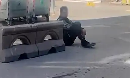 Sokakta uzun süre hareketsiz duran şahıs paniğe neden oldu